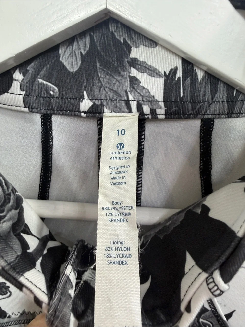 Lululemon Forme jacket II brisk bloom floral print black white full zip size 10.